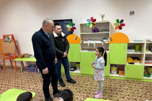 Кметът подари мартенички на децата от детските градини  в Любеново и Караджалово